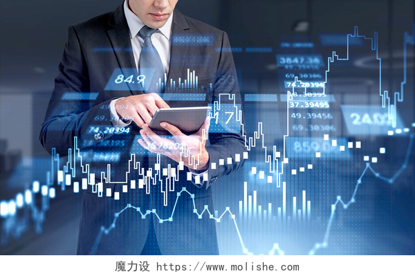 蓝色背景的数据穿着正装的商人使用带有股票市场报告全息图的平板电脑.贸易中的商业和金融成功概念。加倍暴露。基本分析.